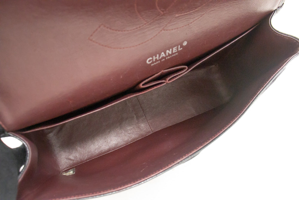 CHANEL – Große Schultertasche mit Klappe aus genarbtem Kalbsleder mit Kette, SV Classic L06