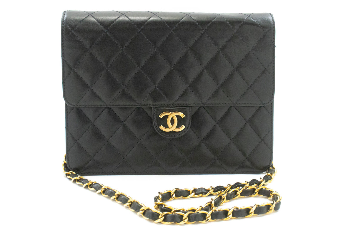 CHANEL Petit sac à bandoulière à chaîne pochette noir matelassé à rabat en agneau ao7 — vue de face hannari-shop