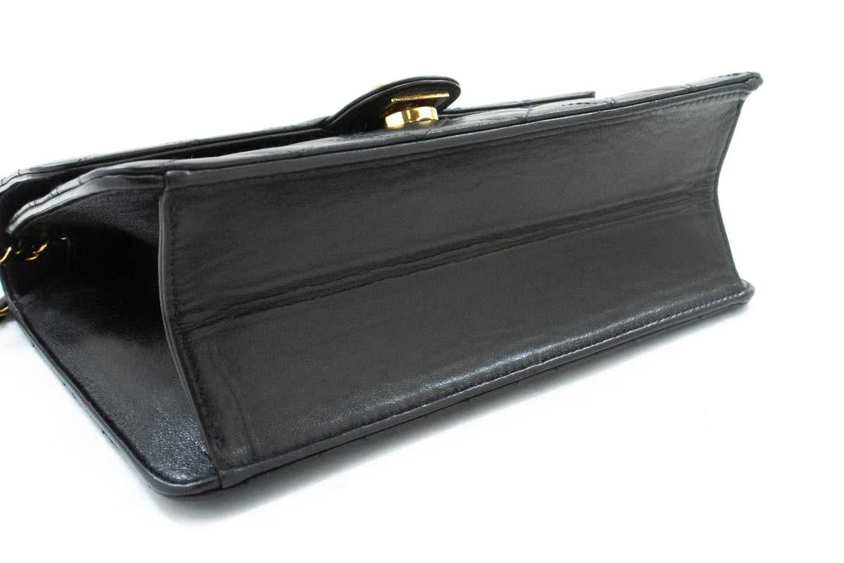 CHANEL Petit sac à bandoulière à chaîne pochette noir matelassé à rabat en agneau ao7 — vue de dessous hannari-shop