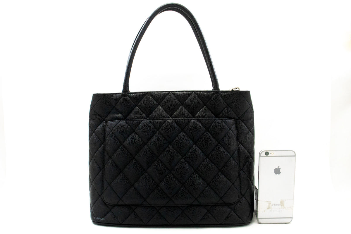 CHANEL 실버 메달리온 그레인 송아지 가죽 숄더 백 ap3 — 뒷면 hannari-shop