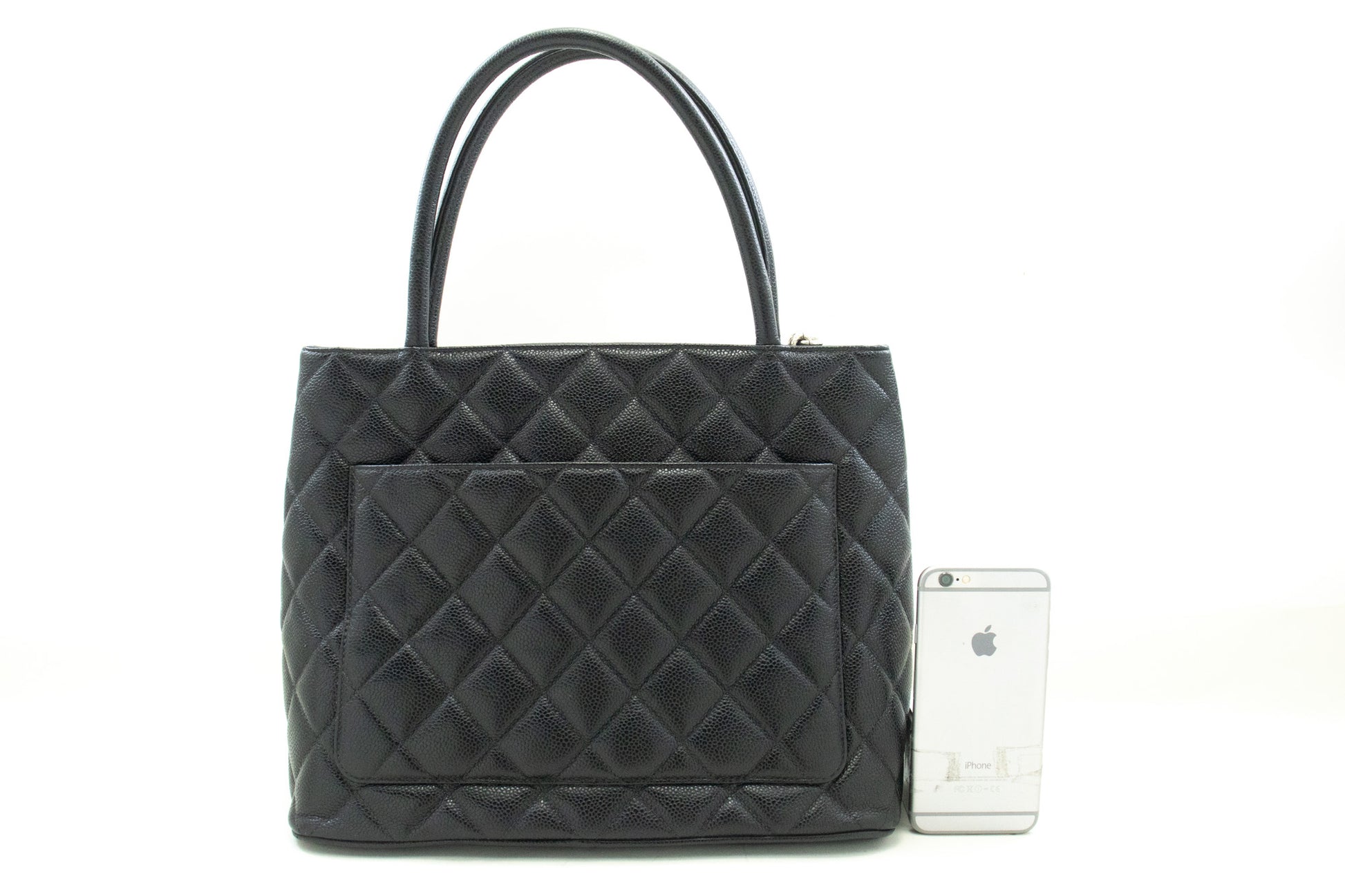 CHANEL Schultertasche aus silberner Medaillon-Caviar-Leder, Einkaufstasche, Schwarz, SV n42 hannari-shop