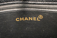 CHANEL Caviar Grand sac à bandoulière en chaîne Cuir matelassé noir m22