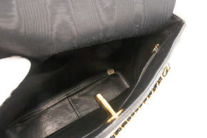 CHANEL Caviar schoudertas met grote ketting Zwart gewatteerd leer m22