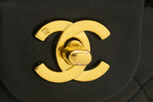 CHANEL Klassische 10"-Schultertasche mit Doppelklappe und Kette, schwarzes Lammleder, m29