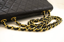 CHANEL Klassieke grote schoudertas met klepketting van 33 cm, zwart lamsleer m36