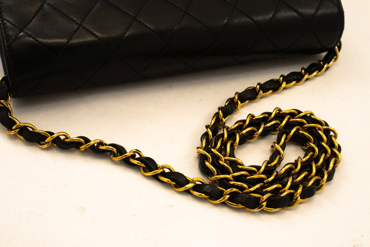 CHANEL Petit sac à bandoulière à chaîne pochette noir matelassé à rabat en agneau ao7 — rabat ouvert hannari-shop