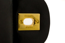 CHANEL Klassische 10"-Schultertasche mit Doppelklappe und Kette, schwarzes Lammleder, i71