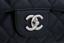 CHANEL Caviar genarbtes Kalbsleder mit Klappe und Kette, Schultertasche Schwarz, 13" i90