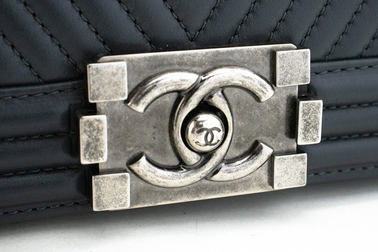 CHANEL Boy Donkergrijze V-Stitch Chain Schoudertas Gequilte Flap n41 hannari-shop