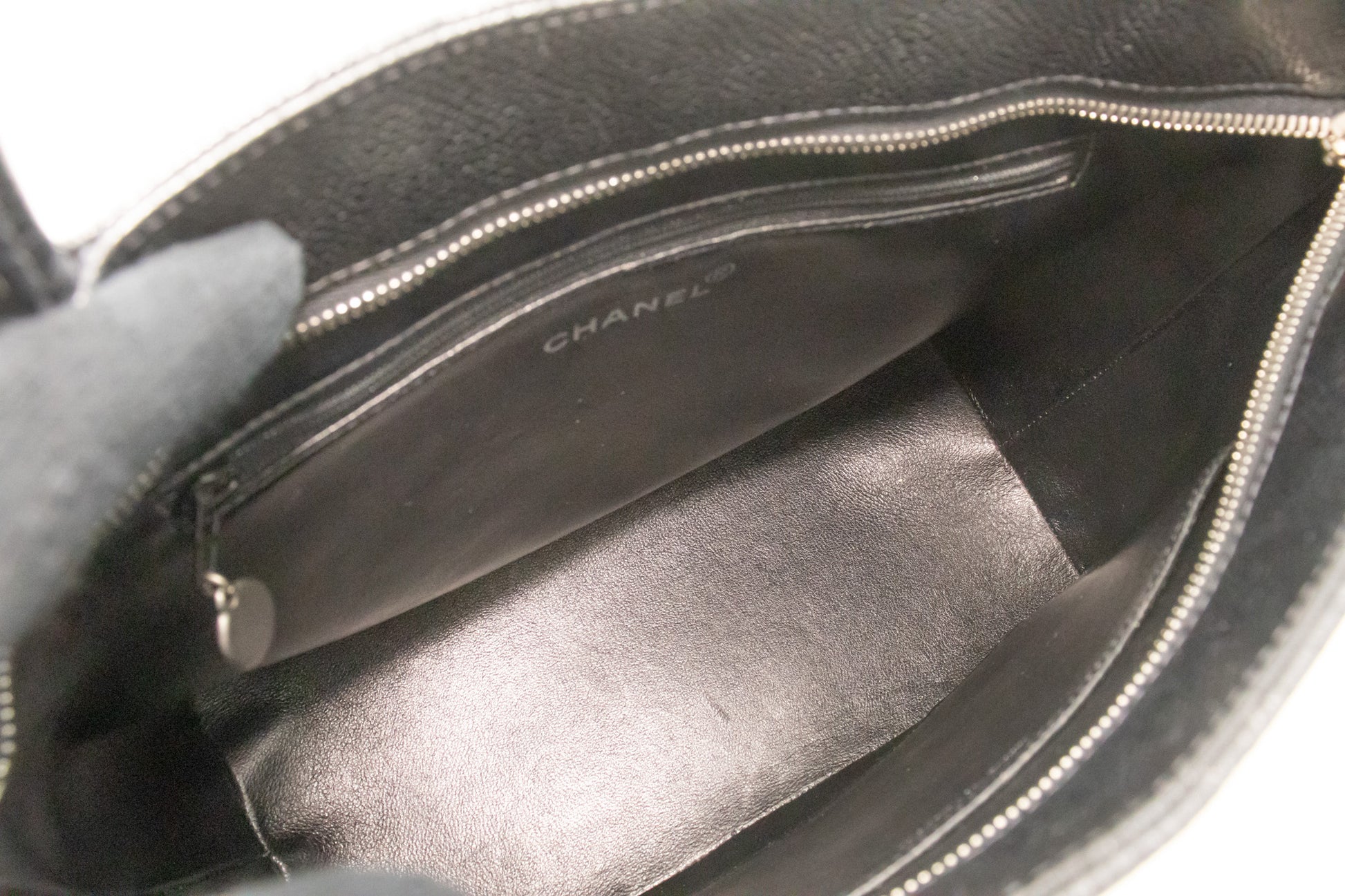 CHANEL Schultertasche aus silberner Medaillon-Caviar-Leder, Einkaufstasche, Schwarz, SV n42 hannari-shop