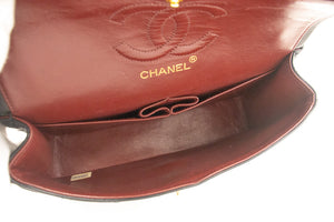 CHANEL Klassische 9-Zoll-Schultertasche mit Doppelklappe und Kette aus schwarzem Lammleder k10