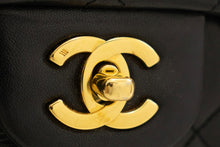 CHANEL Klassische 10"-Schultertasche mit Doppelklappe und Kette aus schwarzem Lammleder k69