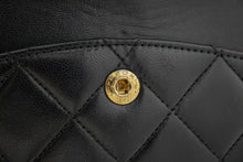 CHANEL Klassische 10"-Schultertasche mit Doppelklappe und Kette aus schwarzem Lammleder k69