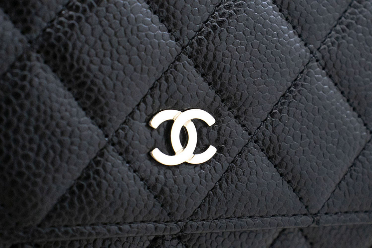 CHANEL Wallet On Chain WOC i kornet kalveskind, sort skuldertaske p60 hannari-shop