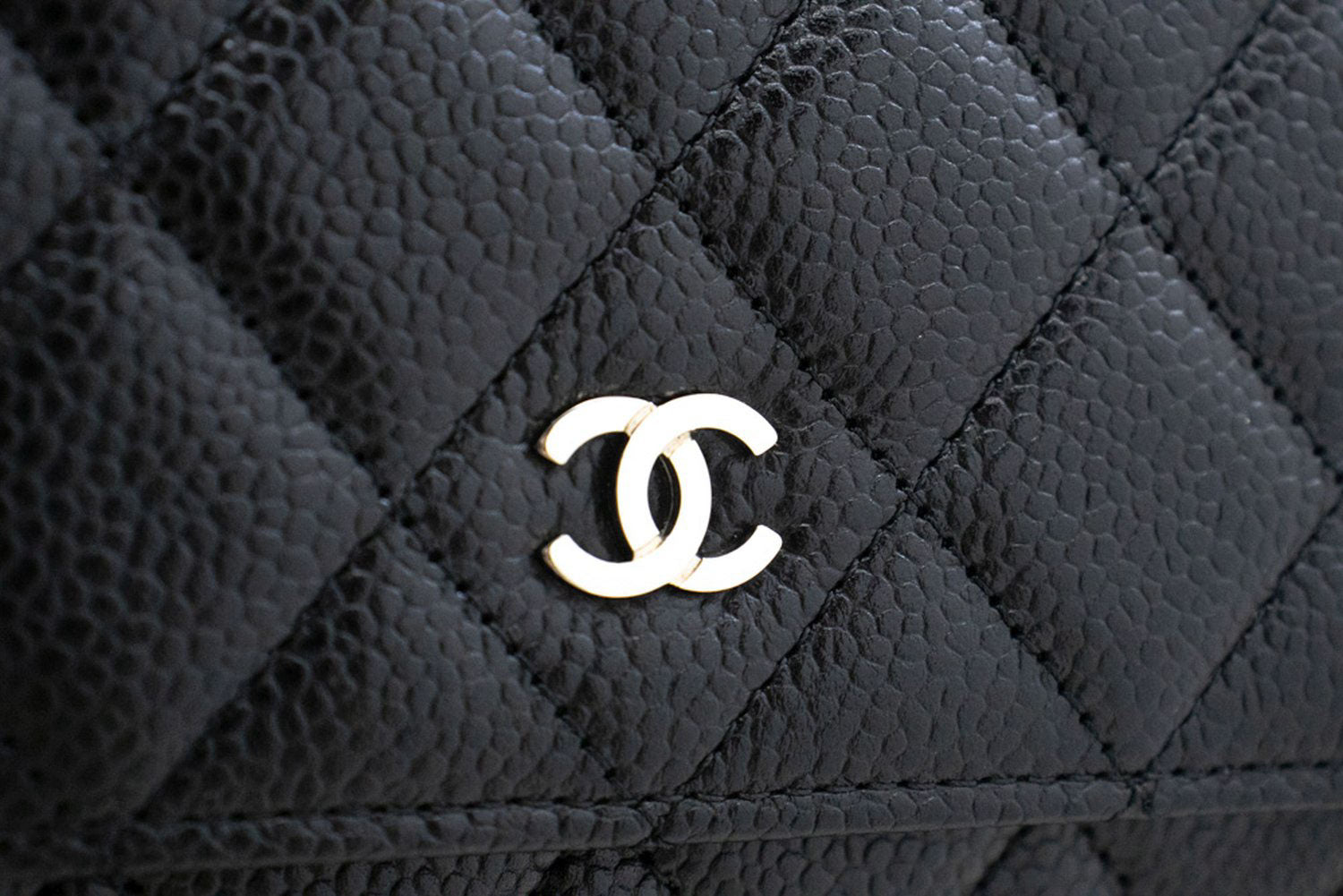 CHANEL Wallet On Chain WOC i kornet kalveskind, sort skuldertaske p60 hannari-shop
