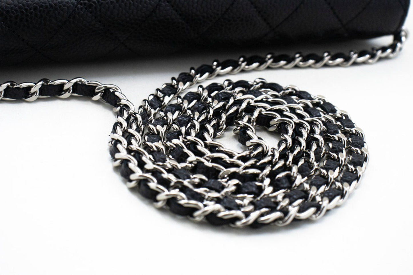 CHANEL Wallet On Chain WOC i kornet kalveskind, sort skuldertaske p60 hannari-shop