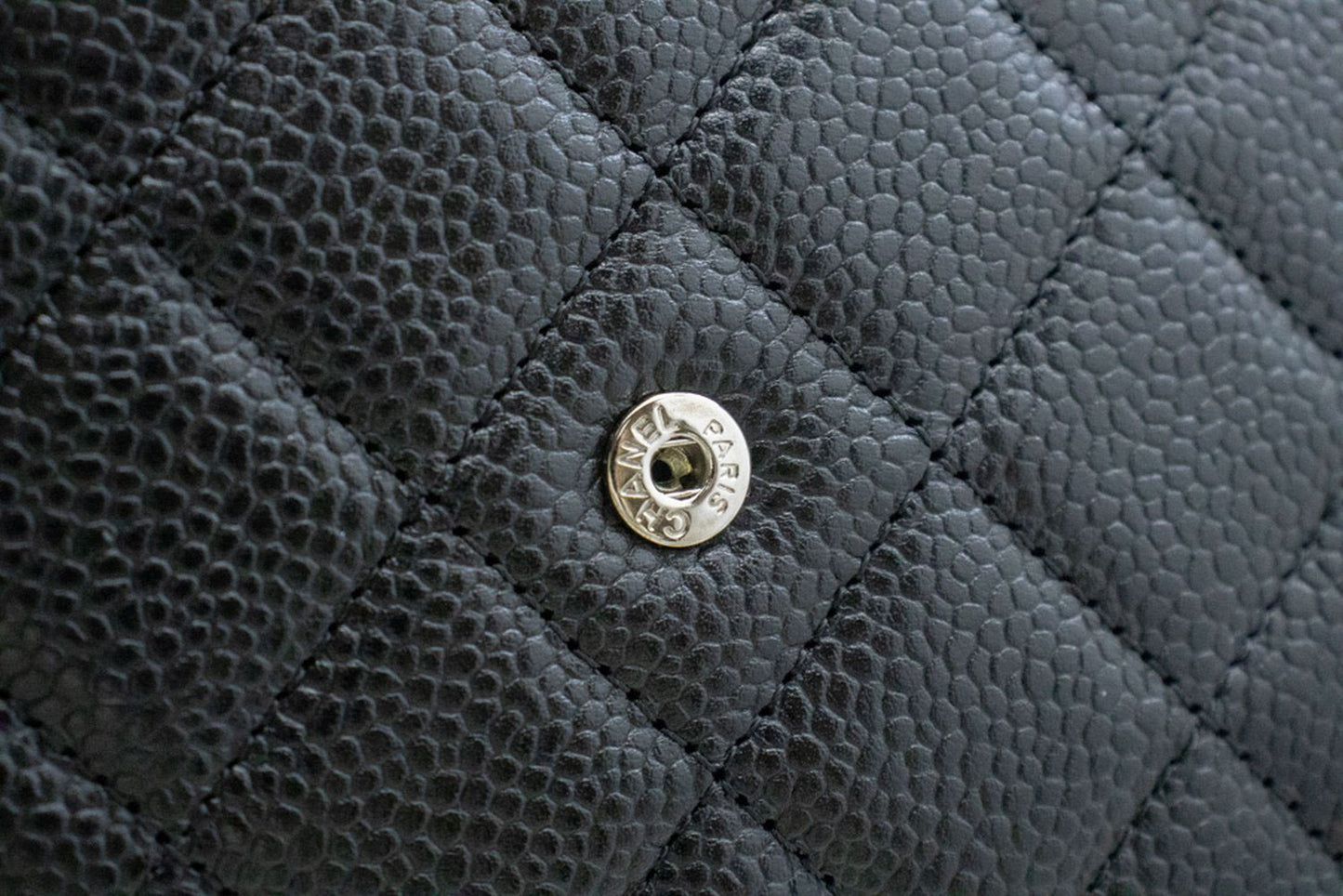 CHANEL Wallet On Chain WOC i kornet kalveskind, sort skuldertaske p60 hannari-shop