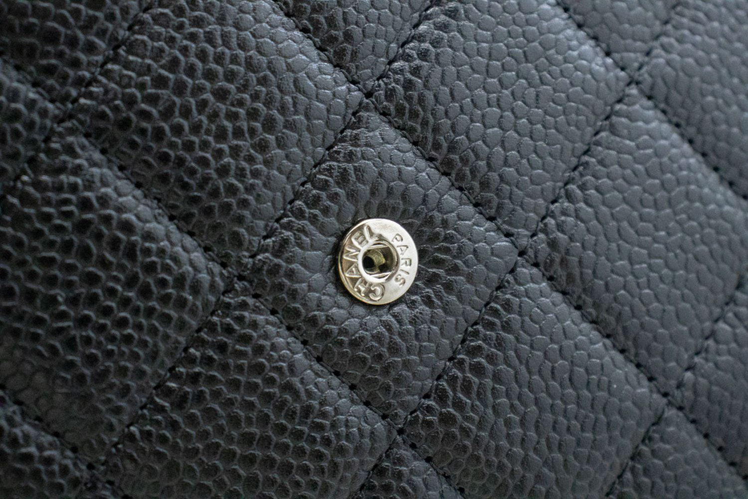 CHANEL Wallet On Chain WOC i kornet kalveskind, sort skuldertaske p60 hannari-shop