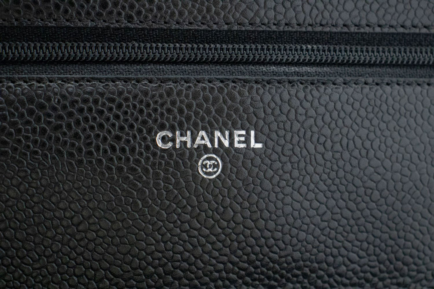 CHANEL Wallet On Chain WOC i kornet kalveskind, sort skuldertaske p60 hannari-shop
