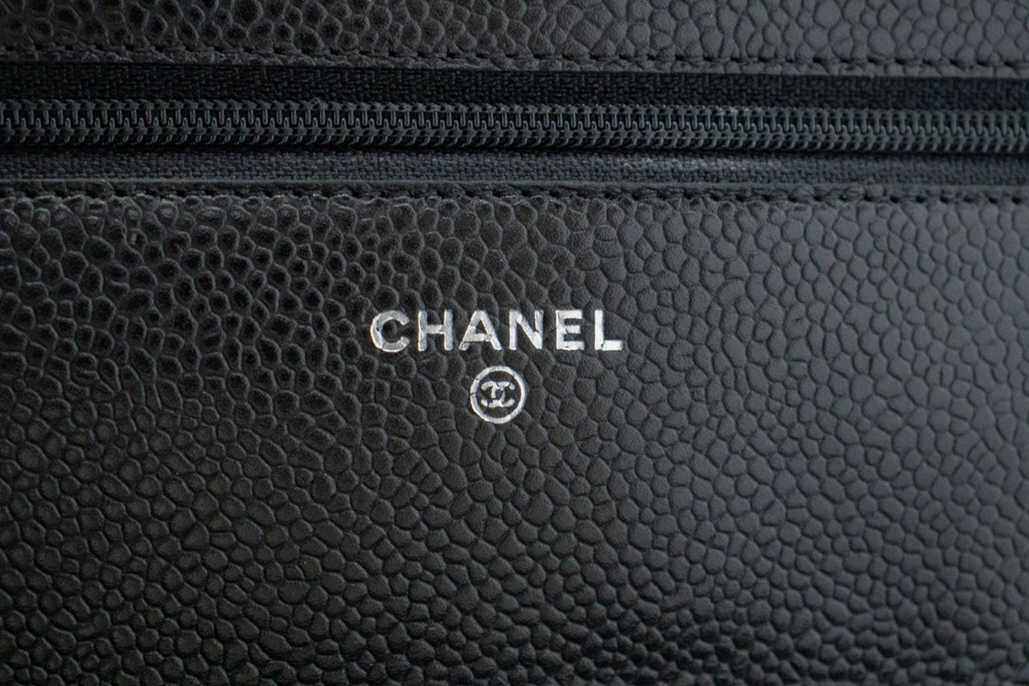 CHANEL Wallet On Chain WOC i kornet kalveskind, sort skuldertaske p60 hannari-shop