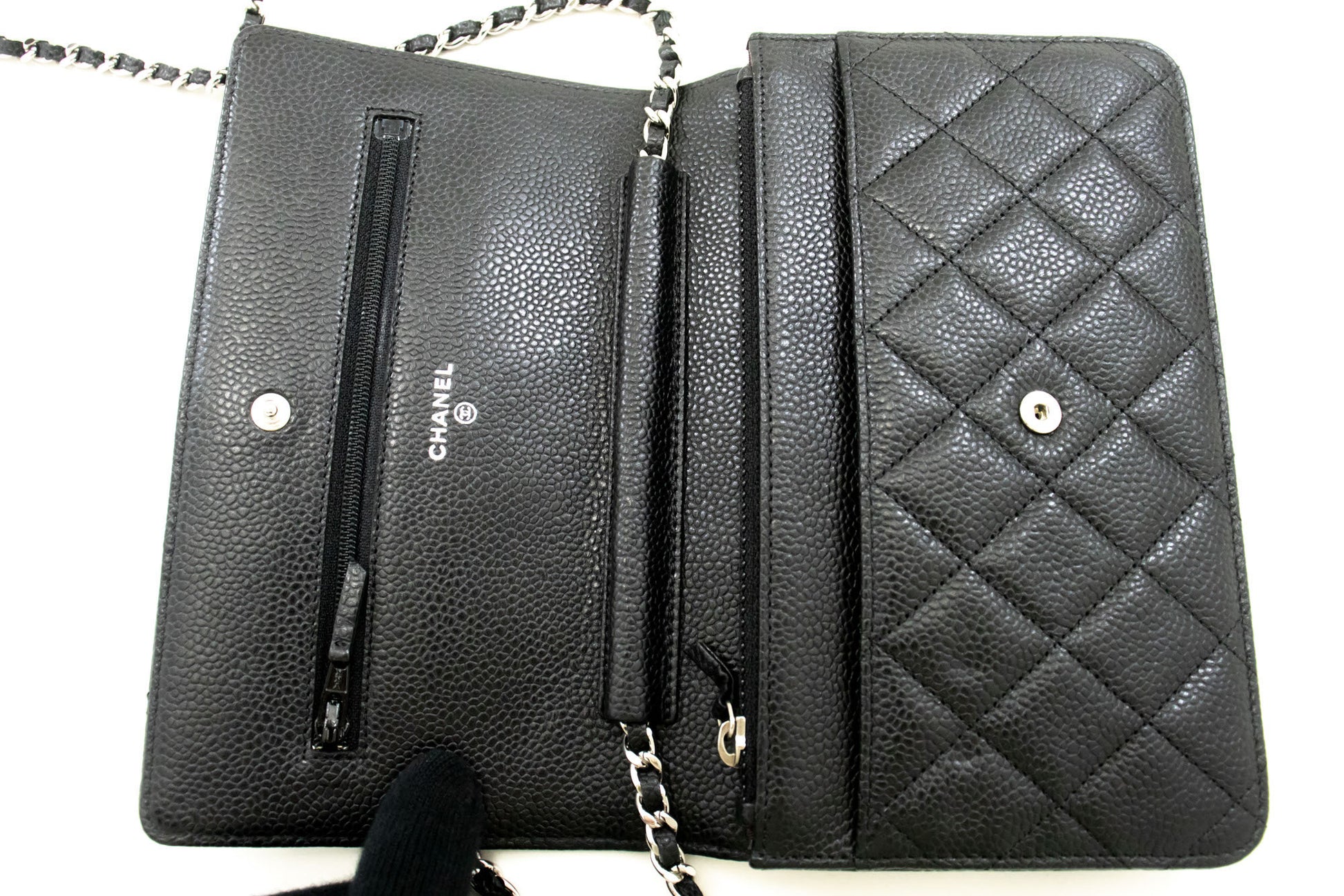 CHANEL Wallet On Chain WOC i kornet kalveskind, sort skuldertaske p60 hannari-shop