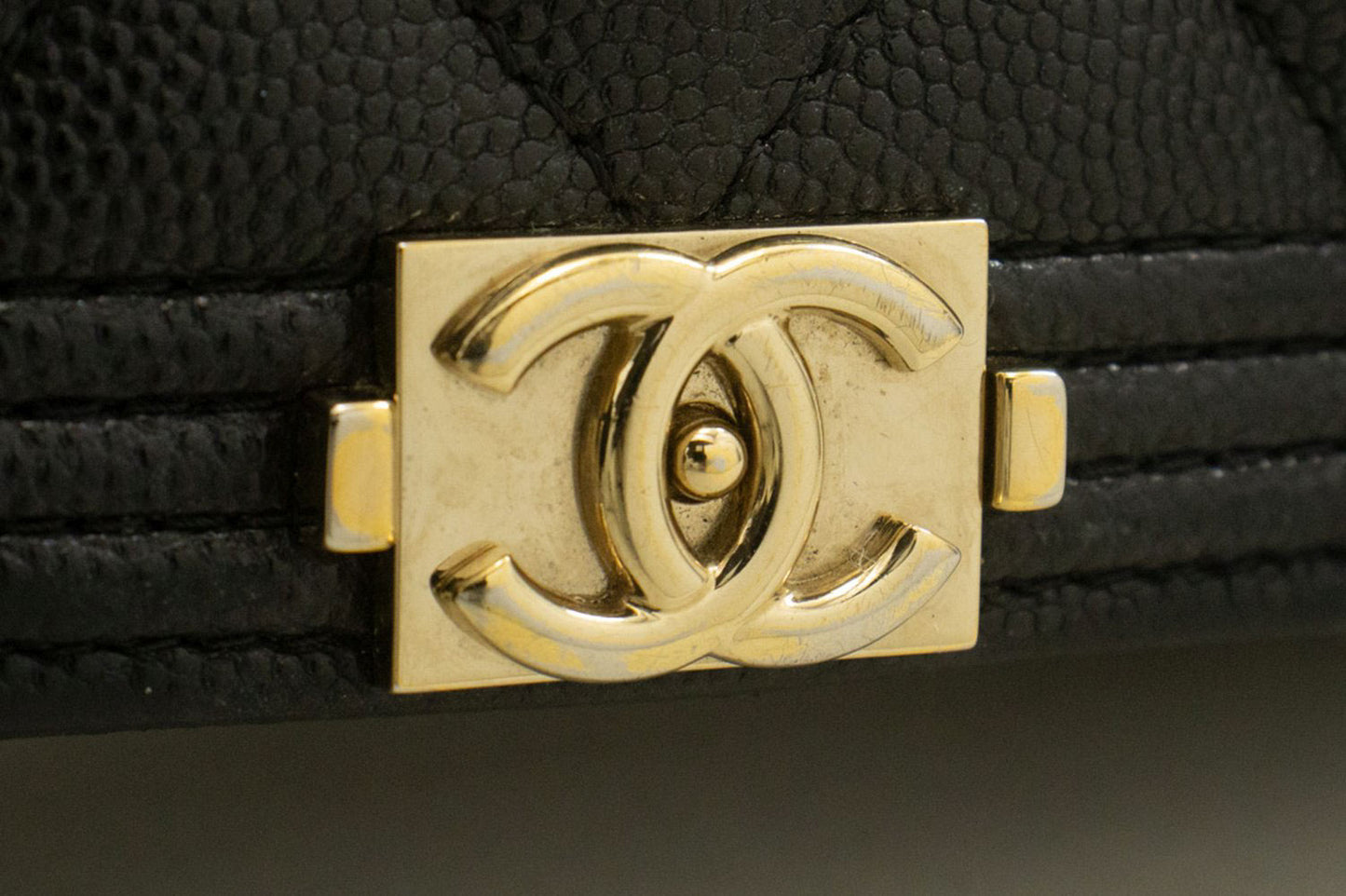 Portefeuille CHANEL Boy noir en veau grainé avec chaîne WOC sac à rabat p66 hannari-shop