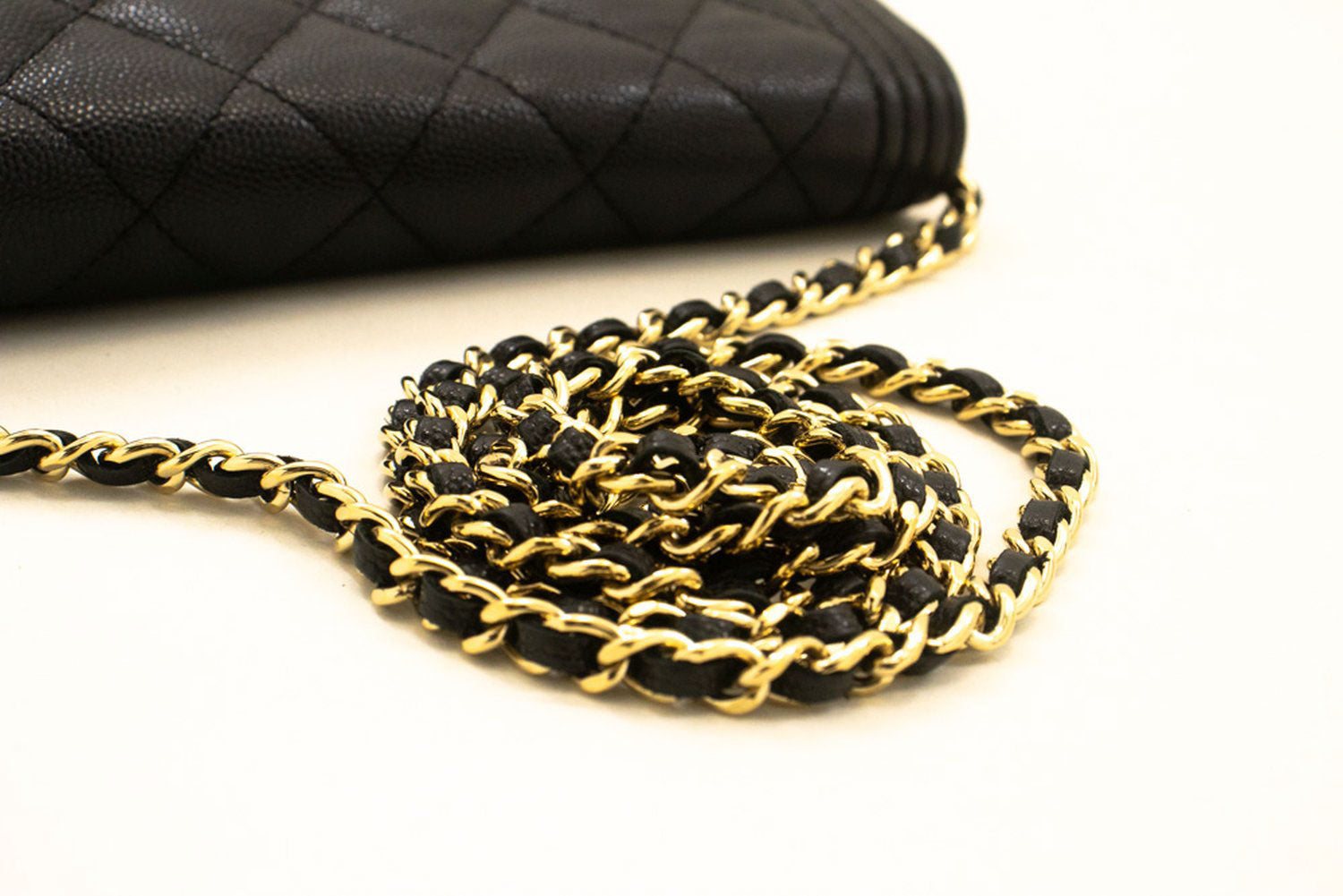Portefeuille CHANEL Boy noir en veau grainé avec chaîne WOC sac à rabat p66 hannari-shop
