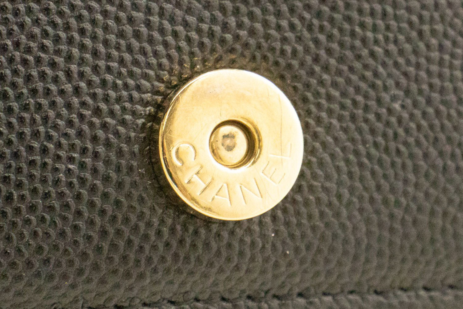 Portefeuille CHANEL Boy noir en veau grainé avec chaîne WOC sac à rabat p66 hannari-shop