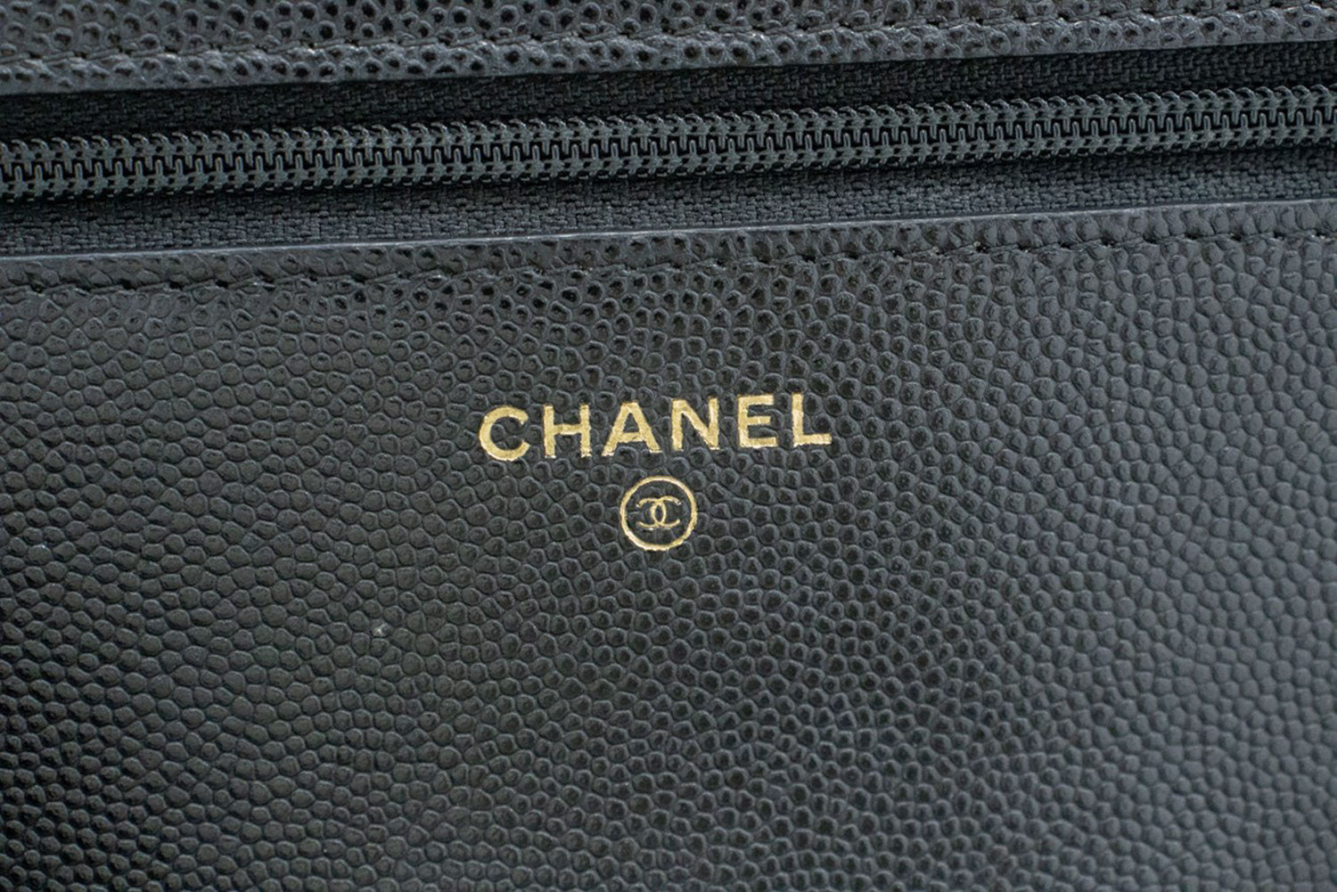 Portefeuille CHANEL Boy noir en veau grainé avec chaîne WOC sac à rabat p66 hannari-shop