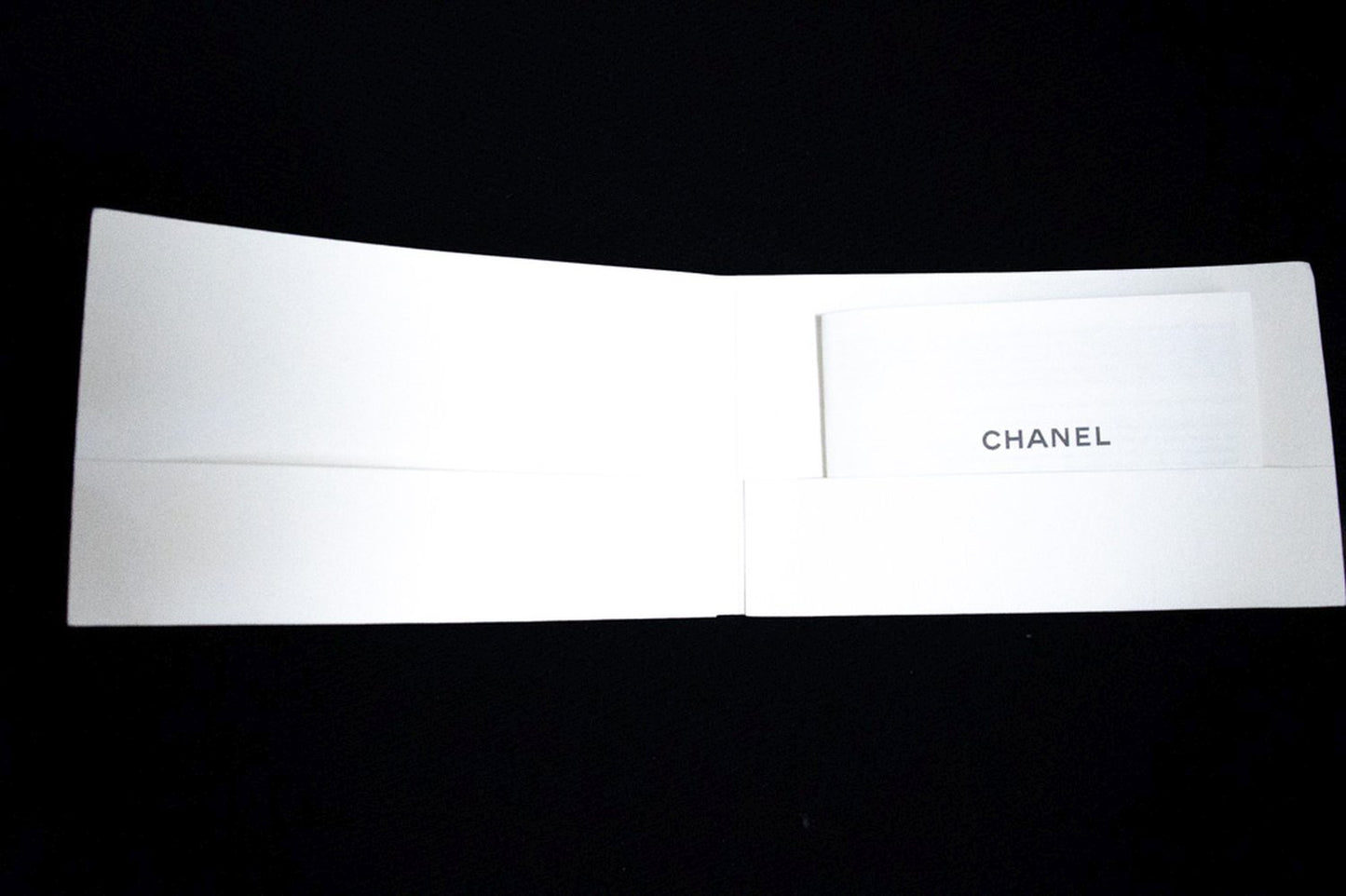 CHANEL – Große Schultertasche mit Klappe aus genarbtem Kalbsleder mit Kette, SV Classic L06