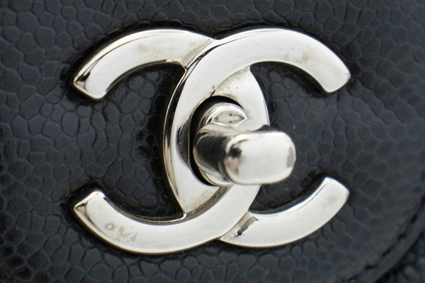 CHANEL – Große Schultertasche mit Klappe aus genarbtem Kalbsleder mit Kette, SV Classic L06