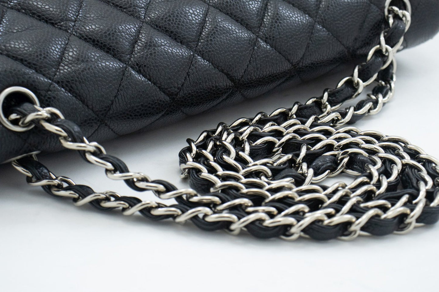 CHANEL – Große Schultertasche mit Klappe aus genarbtem Kalbsleder mit Kette, SV Classic L06