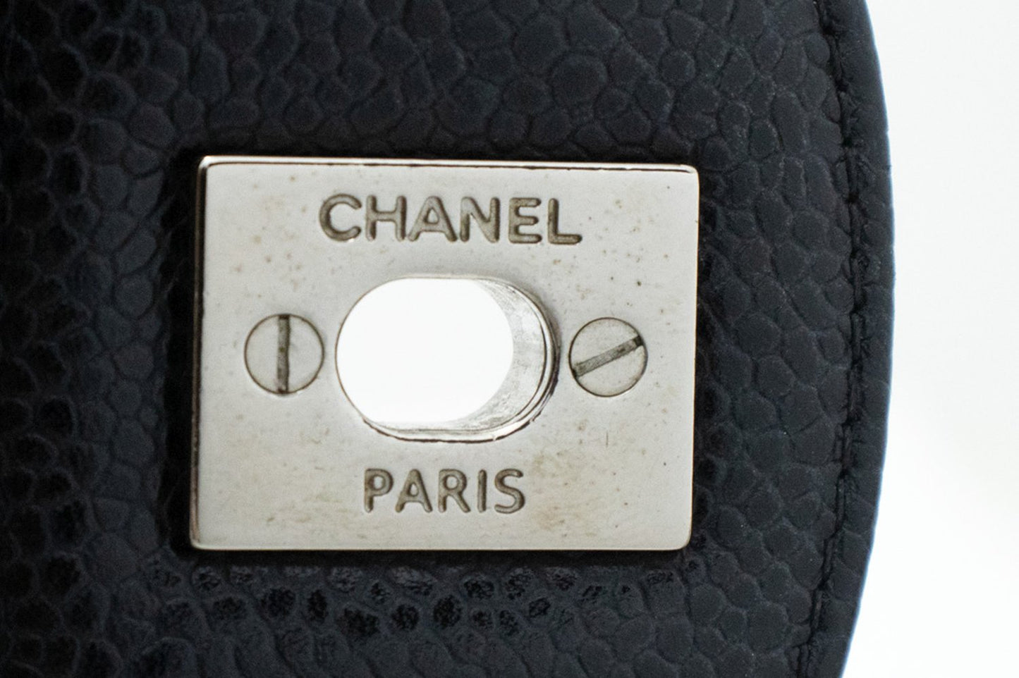 CHANEL – Große Schultertasche mit Klappe aus genarbtem Kalbsleder mit Kette, SV Classic L06
