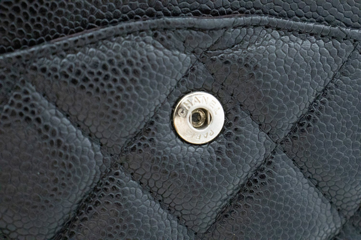 CHANEL – Große Schultertasche mit Klappe aus genarbtem Kalbsleder mit Kette, SV Classic L06
