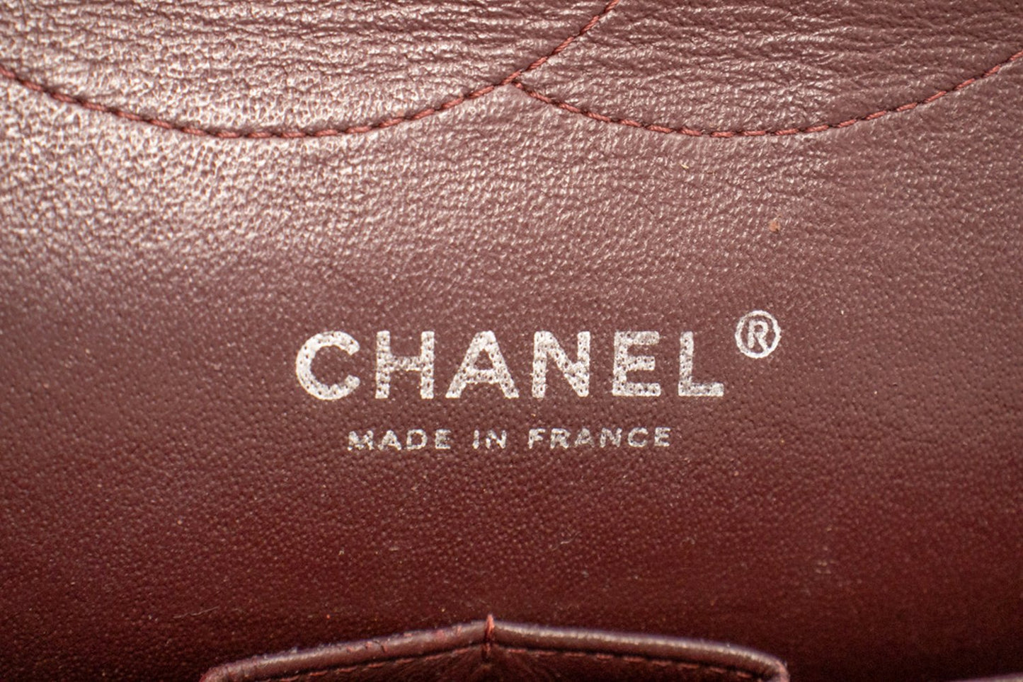 CHANEL – Große Schultertasche mit Klappe aus genarbtem Kalbsleder mit Kette, SV Classic L06