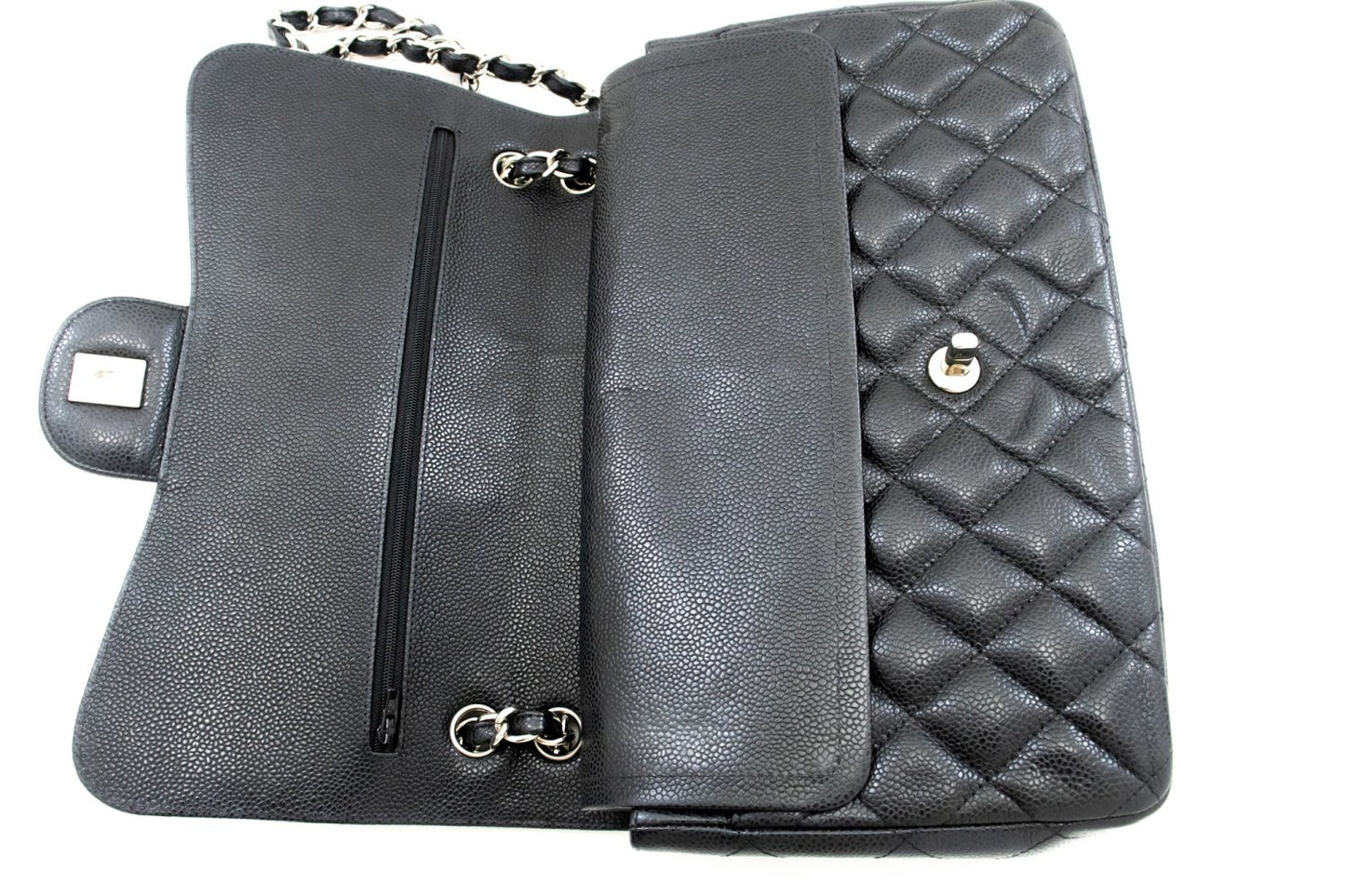 CHANEL – Große Schultertasche mit Klappe aus genarbtem Kalbsleder mit Kette, SV Classic L06