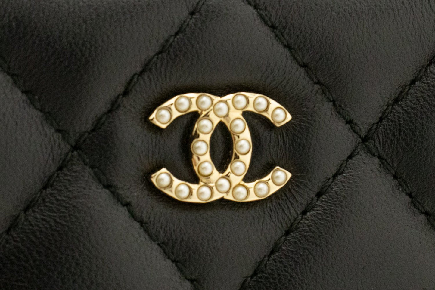 Portafoglio CHANEL in pelle di agnello con perle su catena Borsa WOC con catena a doppia zip L17