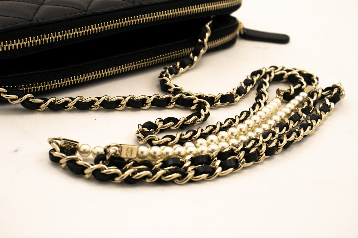 Portafoglio CHANEL in pelle di agnello con perle su catena Borsa WOC con catena a doppia zip L17