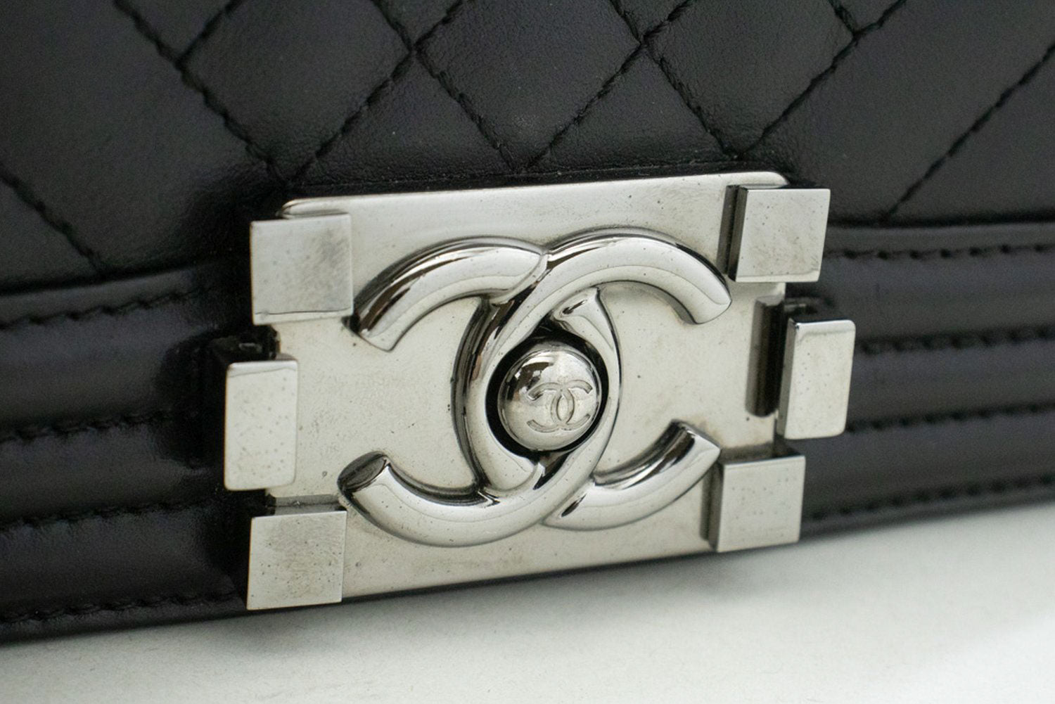 CHANEL Small Boy Chain Skuldertaske Sort Quiltet Klap Kalveskind p93 hannari-shop