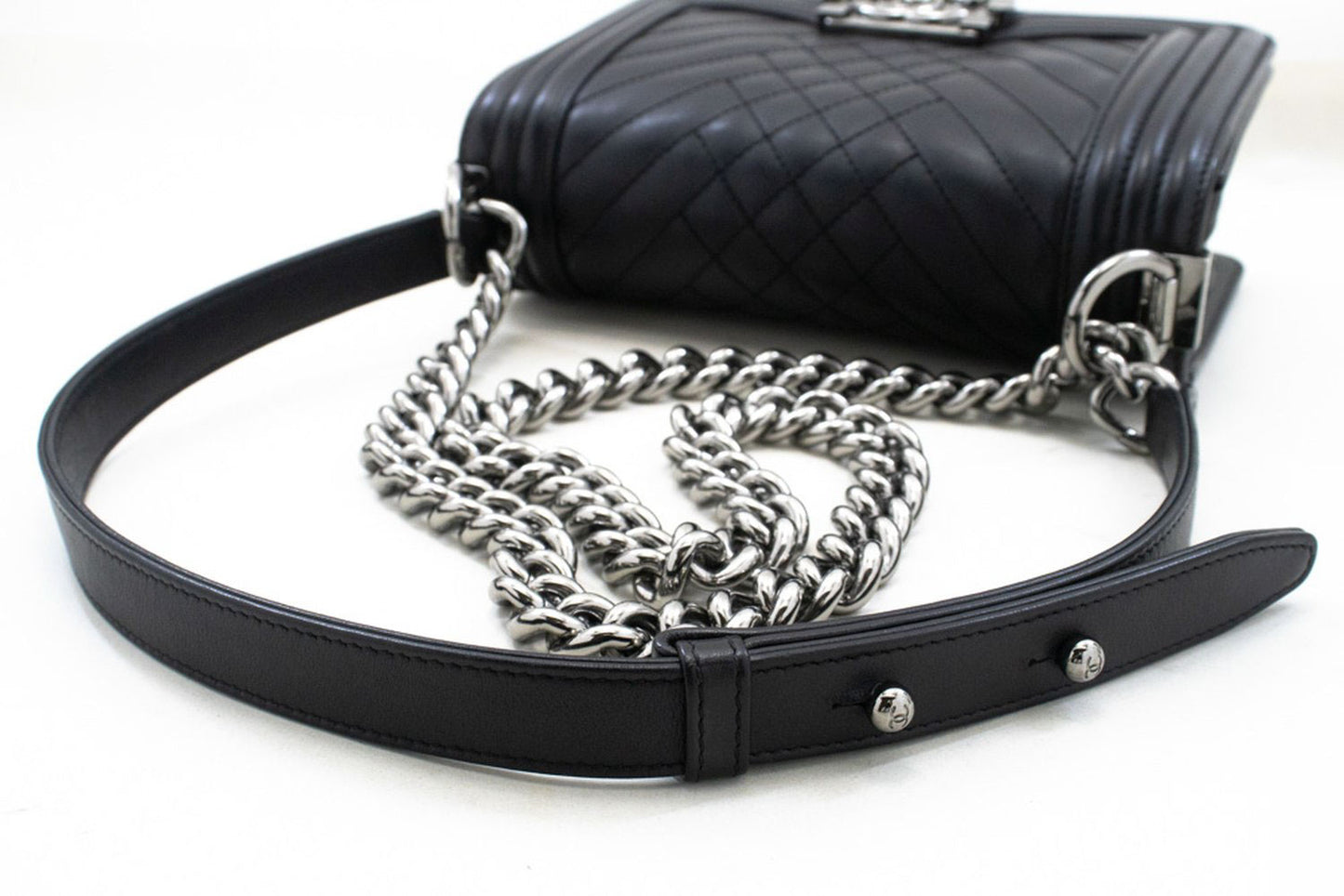 CHANEL Small Boy Chain Skuldertaske Sort Quiltet Klap Kalveskind p93 hannari-shop