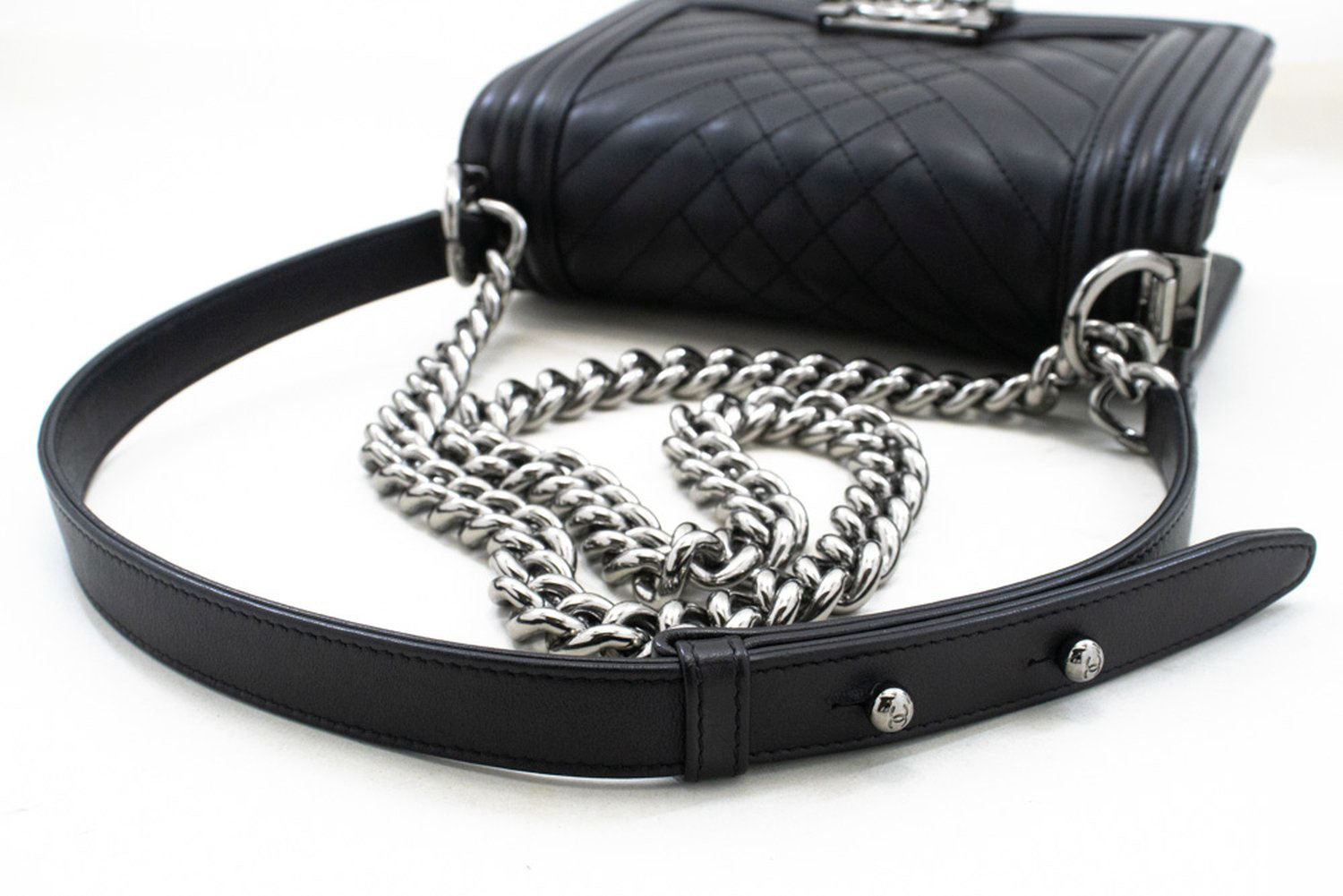 CHANEL Small Boy Chain Skuldertaske Sort Quiltet Klap Kalveskind p93 hannari-shop