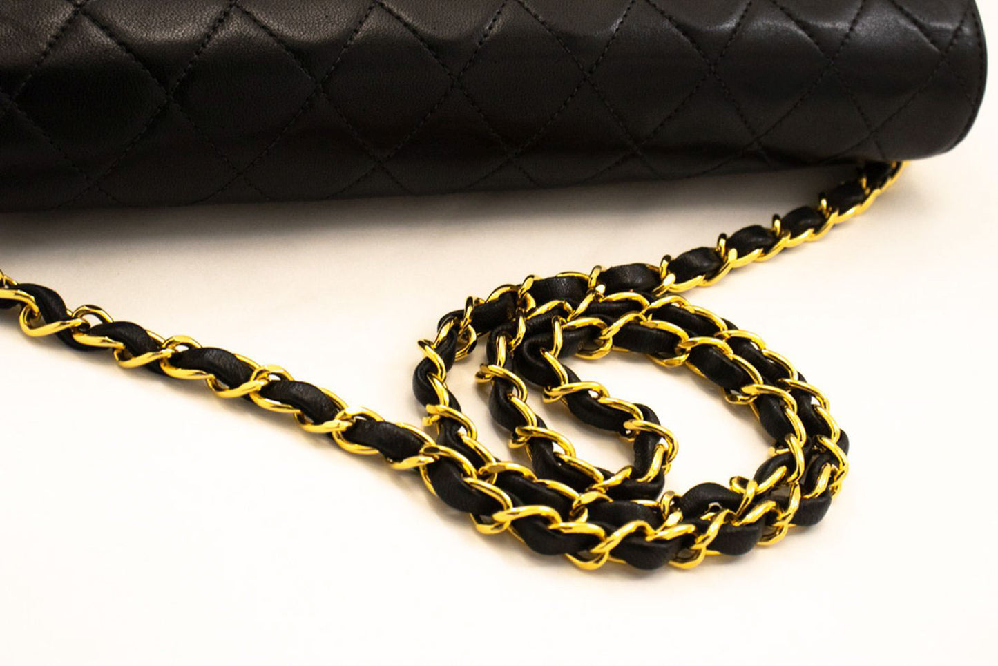Sac à bandoulière chaîne CHANEL Pochette noire matelassée en agneau rabat portefeuille p42 hannari-shop