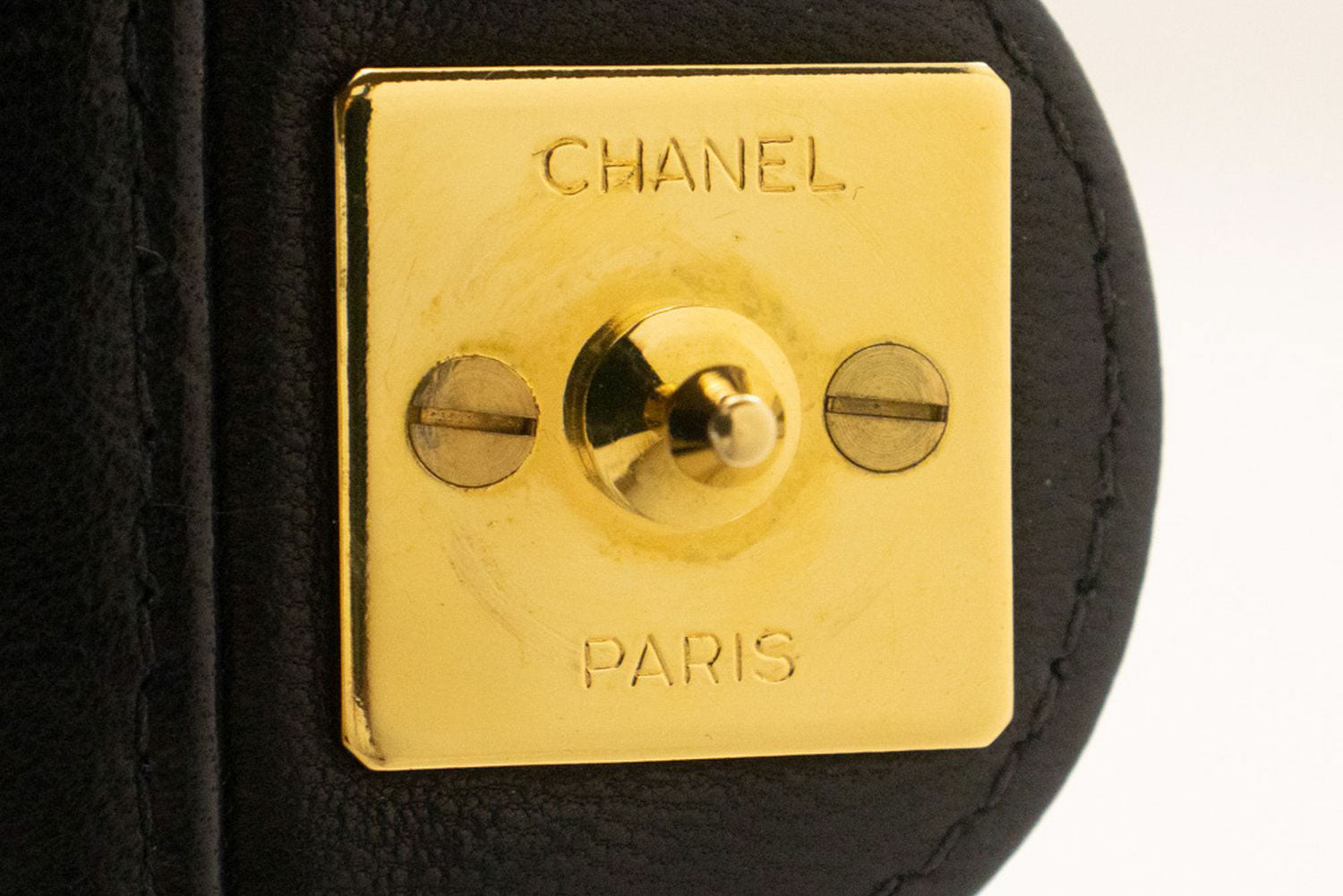 Sac à bandoulière chaîne CHANEL Pochette noire matelassée en agneau rabat portefeuille p42 hannari-shop