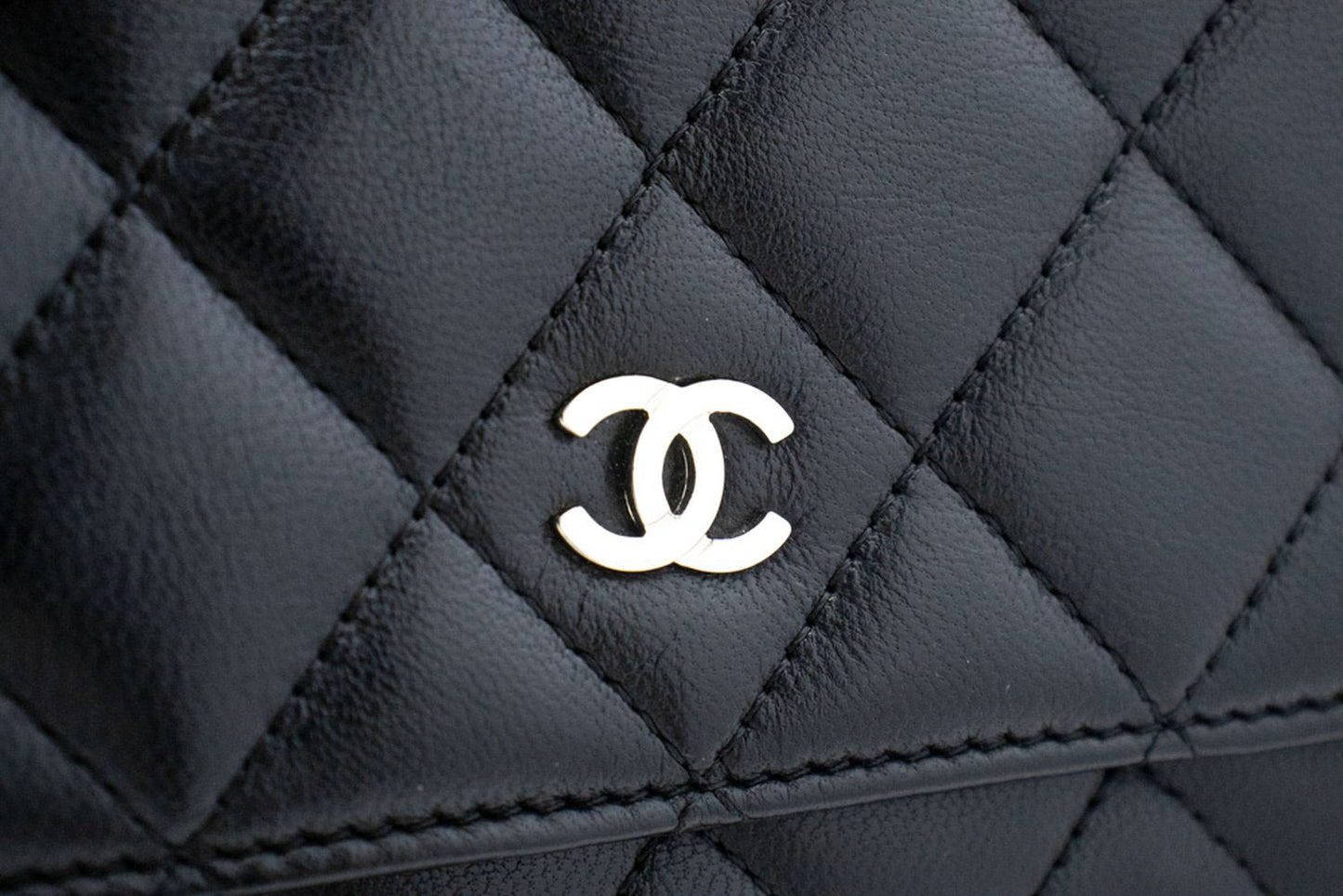Sac à bandoulière CHANEL Black Classic Wallet On Chain WOC en agneau ab8 hannari-shop