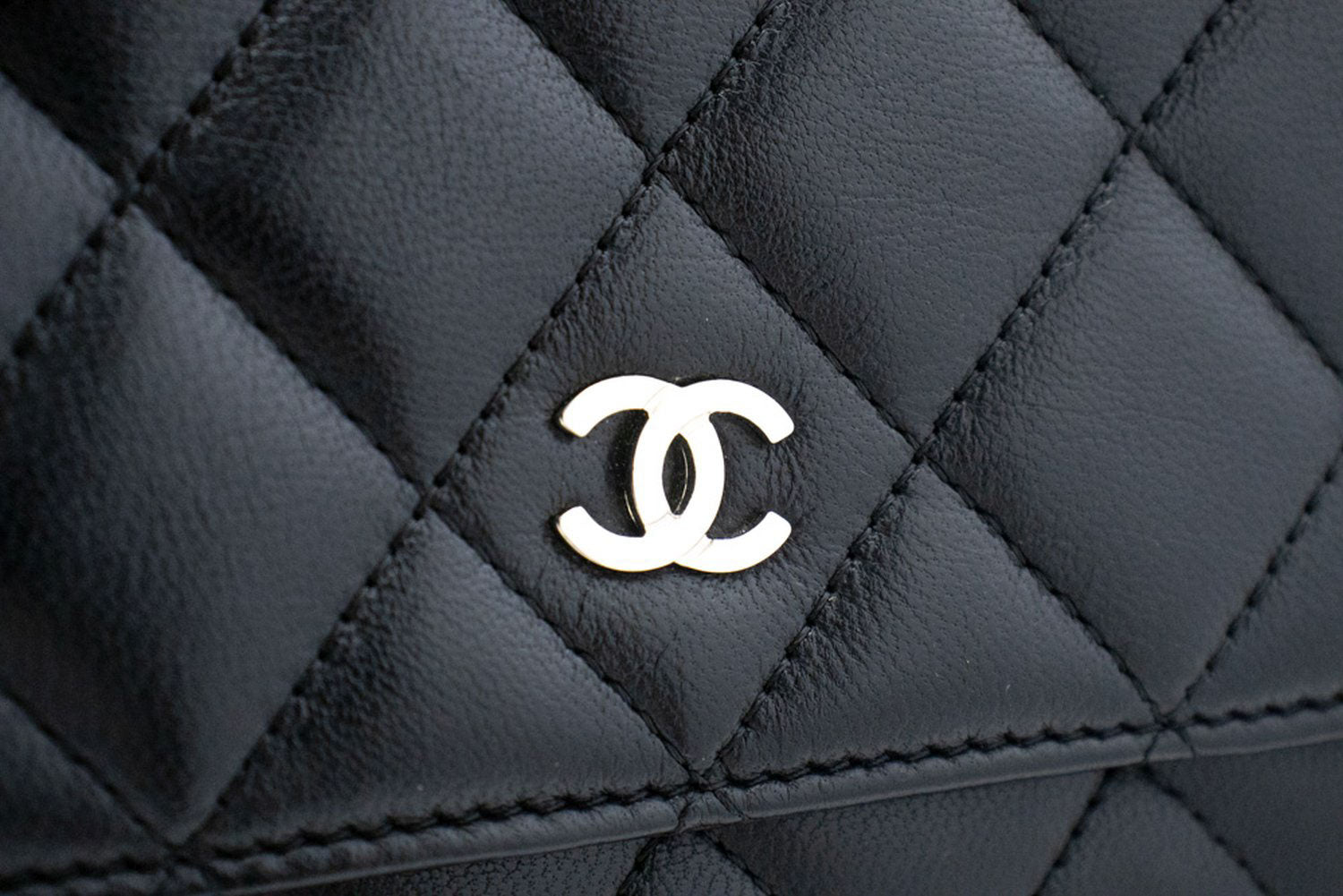 Sac à bandoulière CHANEL Black Classic Wallet On Chain WOC en agneau ab8 hannari-shop