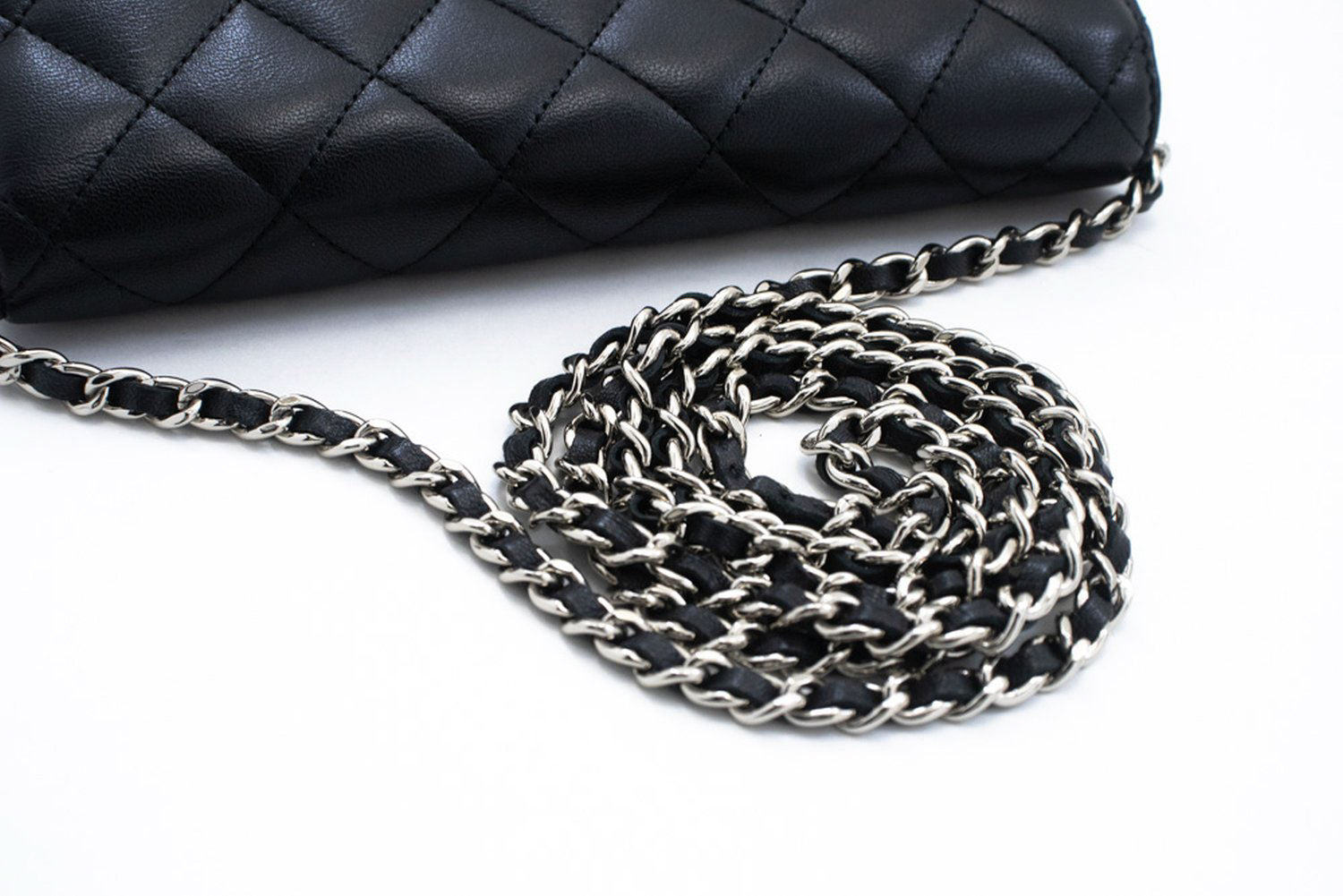 Sac à bandoulière CHANEL Black Classic Wallet On Chain WOC en agneau ab8 hannari-shop