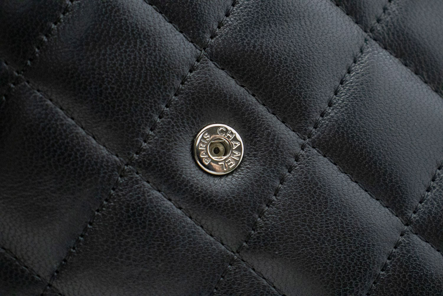 Sac à bandoulière CHANEL Black Classic Wallet On Chain WOC en agneau ab8 hannari-shop