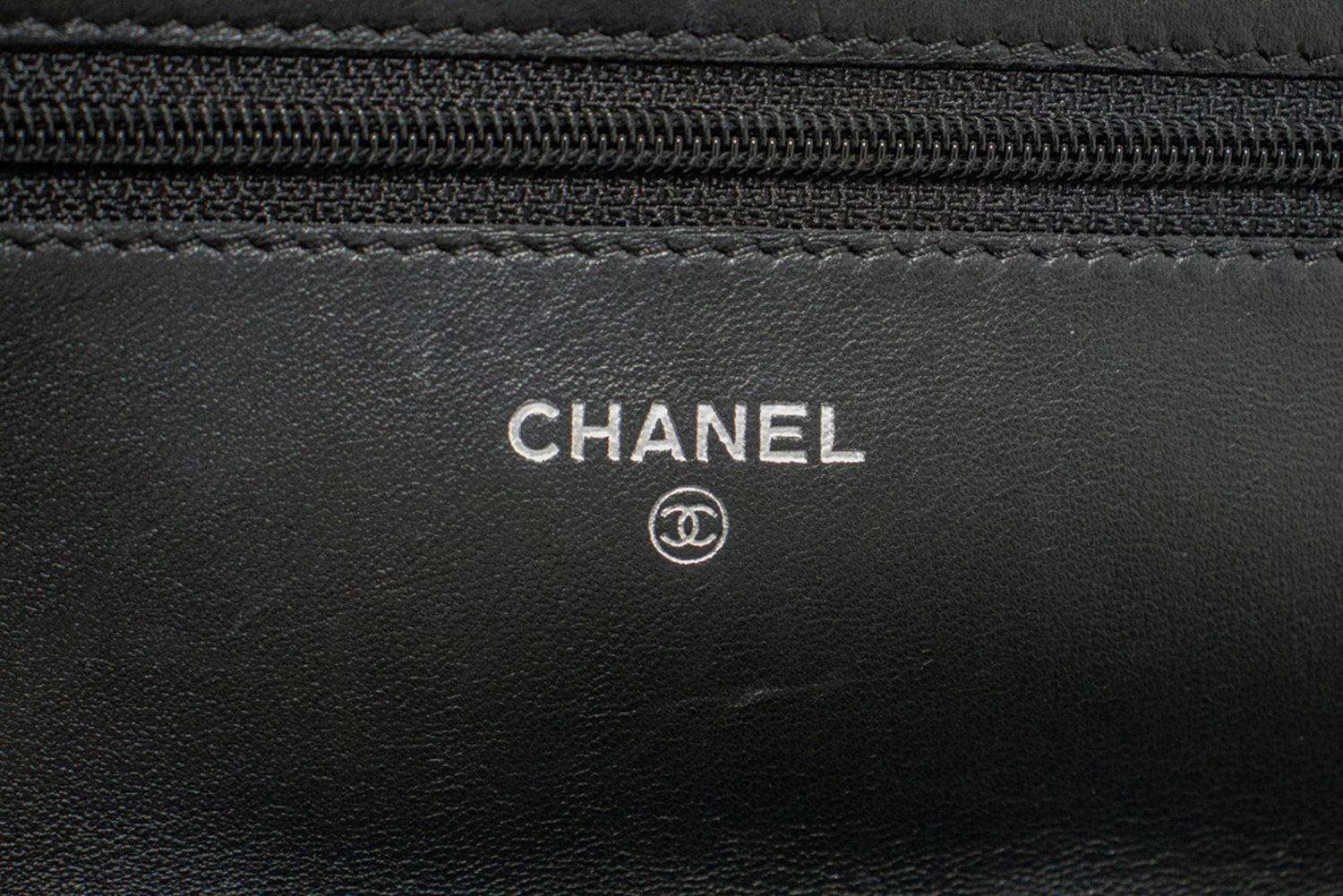 Sac à bandoulière CHANEL Black Classic Wallet On Chain WOC en agneau ab8 hannari-shop