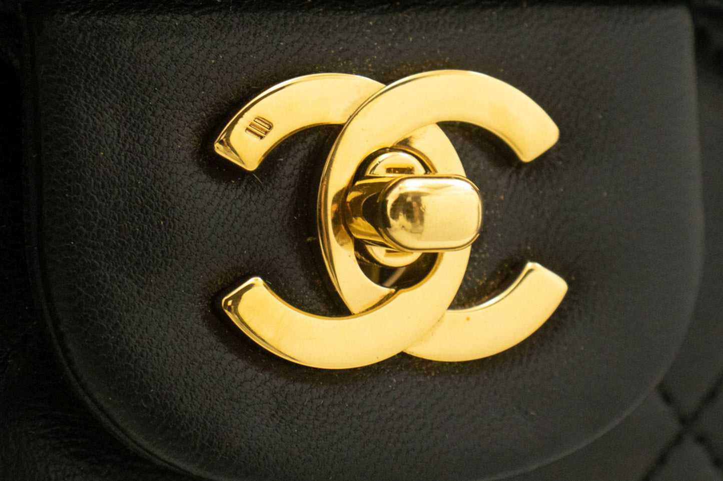Sac à bandoulière carré CHANEL Classic Double Flap en agneau noir ad7 hannari-shop