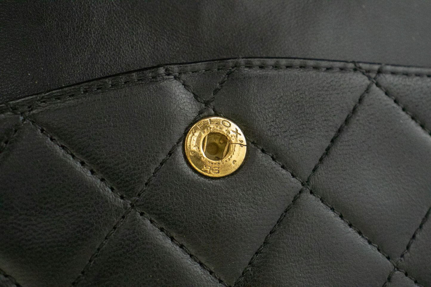 Sac à bandoulière carré CHANEL Classic Double Flap en agneau noir ad7 hannari-shop